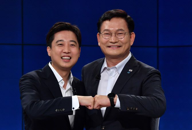 이준석(왼쪽) 국민의힘 대표와 송영길 더불어민주당 대표가 21일 오후 서울 양천구 목동 SBS 방송센터에서 진행된 ‘주영진의 뉴스브리핑’ 당대표 토론배틀을 마친 뒤 기념촬영을 하고 있다. (사진=연합뉴스)