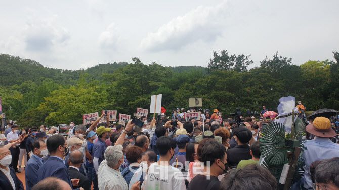 윤석열 전 검찰총장 지지자들이 달서구 2·28 민주의거 기념탑을 참배하러 온 윤 전 총장을 향해 환호하고 있다. (사진=권오석 기자)