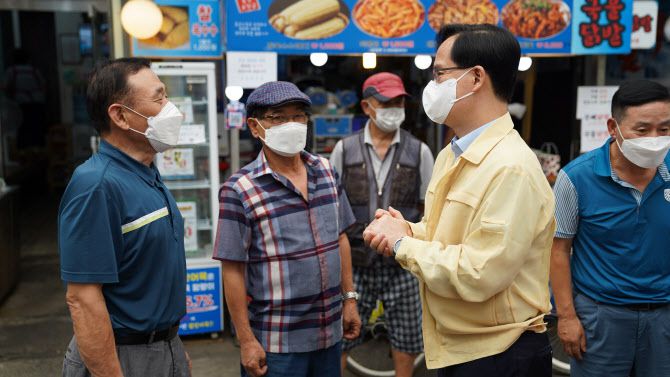 강성천 중소벤처기업부 차관이 22일 서울 광진구 소재의 자양전통시장을 방문해 코로나19 확산 방지를 위한 방역상황을 점검하고 있다. (사진=중기부)