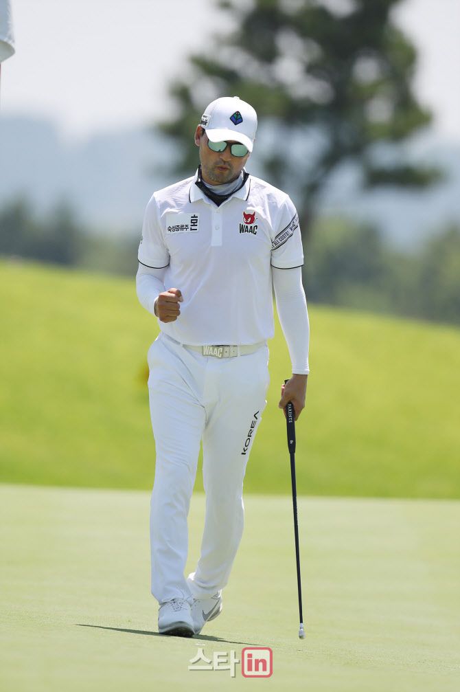 박찬호가 11번홀에서 버디에 성공한 뒤 주먹을 쥐고 있다. (사진=KPGA)