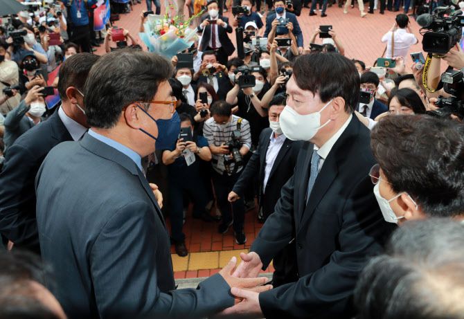 윤석열 전 검찰총장(오른쪽)이 지난달 29일 오후 서울 서초구 매헌 윤봉길 의사 기념관에서 대선출마 선언을 앞두고 정진석 국민의힘 의원과 인사하고 있다 (국회사진기자단)