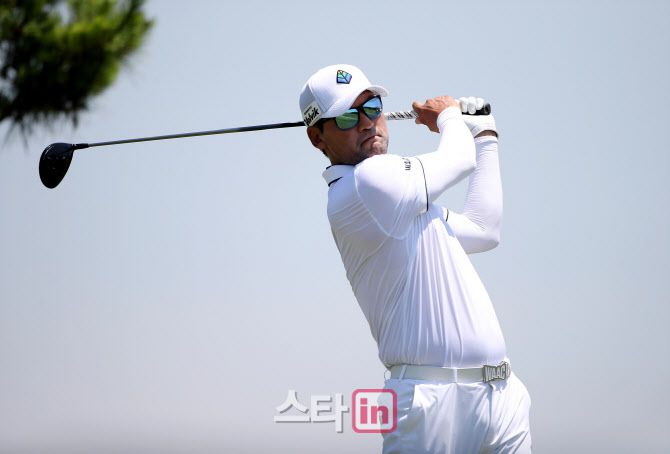 박찬호가 11번홀에서 호쾌한 드라이버샷을 하고 있다. (사진=KPGA)