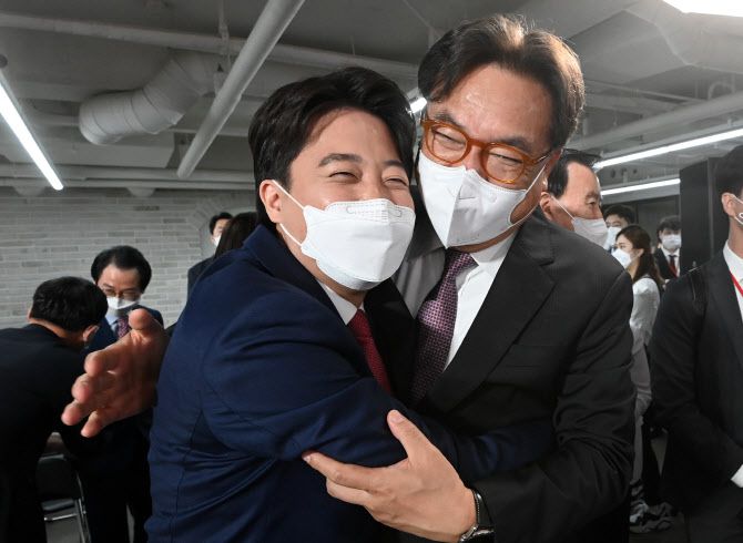 지난 6월 11일, 국민의힘 이준석 신임 당 대표가 서울 여의도 국민의힘 당사에서 열린 전당대회에서 당 대표로 당선 된 뒤 정진석 의원과 포옹하고 있다 (사진=연합뉴스)