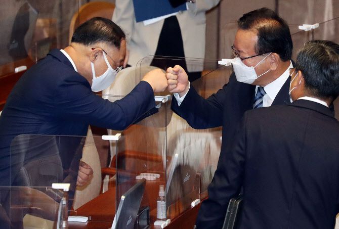 김부겸 국무총리와 홍남기 부총리 겸 기획재정부장관이 24일 새벽 서울 여의도 국회에서 열린 제389회 국회(임시회) 제3차 본회의에서 주먹인사를 나누고 있다. (사진= 연합뉴스)