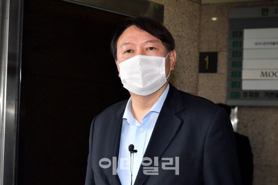 이준석 국민의힘 대표와 야권 대선주자 윤석열 전 검찰총장이 25일 서울 광진구 한 식당에서 만찬 회동을 한다. 이날 회동 의제는 윤 전 총장의 국민의힘 입당이 될 것으로 보인다.(사진=국회사진취재단)