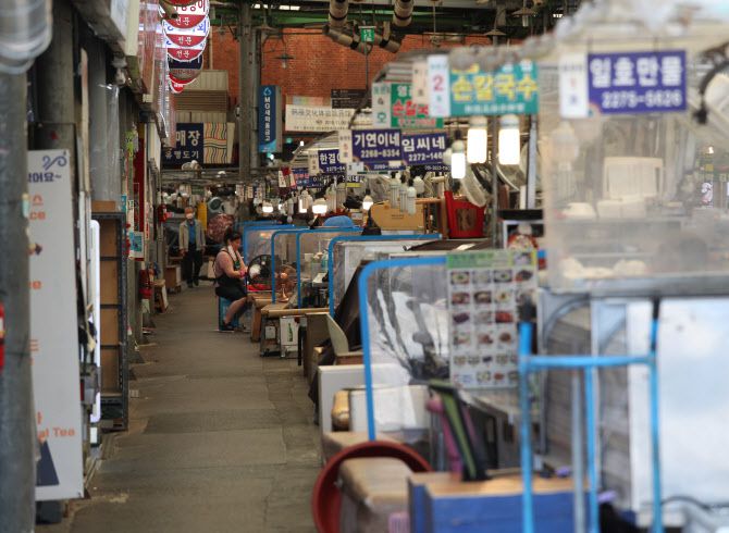 25일 서울 광장시장이 한산한 모습을 보이고 있다. (사진=뉴스1)