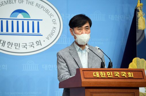 하태경 국민의힘 의원이 26일 페이스북을 통해 윤석열 전 검찰총장 캠프에 공식적으로 합류한 당직자들에 대해 스스로 당직을 내려놓을 것을 제안했다.(사진=연합뉴스)