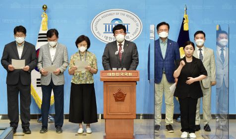 윤창현 의원(왼쪽 네번째), 권성동(왼쪽) 등 국민의힘 의원들이 26일 서울 여의도 국회 소통관에서 당외 대선후보 입당 촉구 기자회견을 갖고 있다.(사진=연합뉴스)