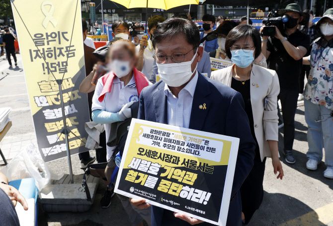 서울시가 광화문 광장 재구조화 공사를 위해 ‘세월호 기억공간’ 철거를 예고한 26일 서울 종로구 광화문 광장 세월호 기억공간 앞에서 정의당 배진교 원내대표와 강은미 의원 등이 유족들과 면담을 위해 들어가고 있다.(사진=뉴시스)