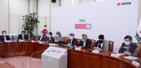 국민의힘은 26일 국회에서 최고위원회의를 열고 윤석열 전 검찰총장의 대선 캠프에 공식적으로 참여한 당협위원장들의 징계를 검토키로 했다.(사진=연합뉴스)