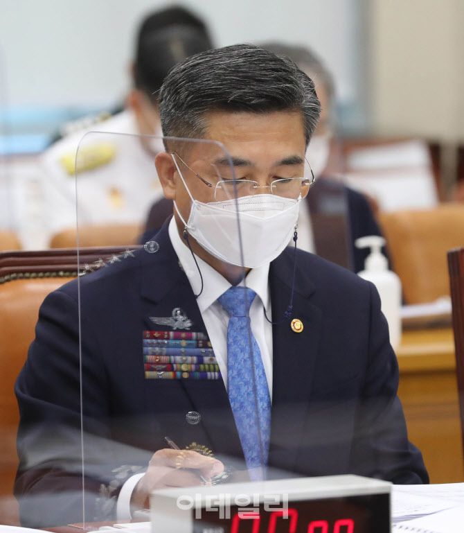 26일 오전 서울 여의도 국회에서 열린 국방위 전체회의에 참석한 서욱 국방부장관이 눈을 감고 있다(사진=뉴스1).