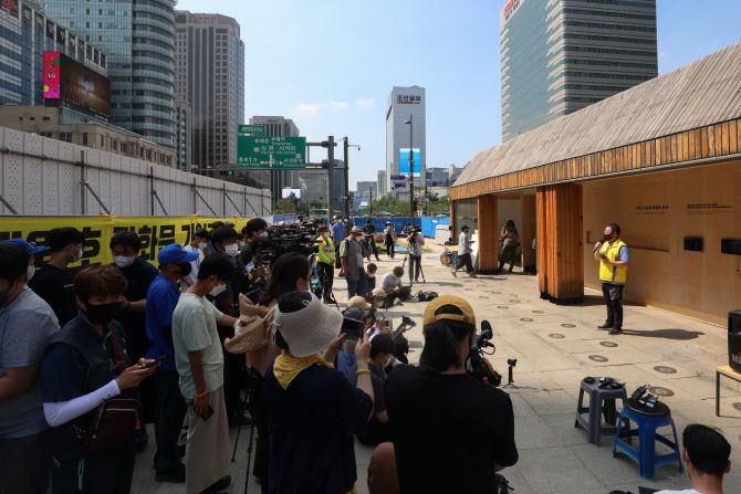 27일 오전 서울 광화문 세월호 기억공간 앞에서 유경근 4·16세월호참사가족협의회 집행위원장이 기자회견을 하고 있다.(사진=연합뉴스)