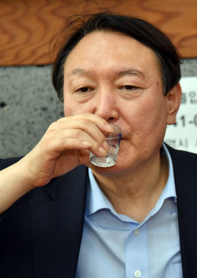 윤석열 전 검찰총장이 27일 낮 부산 서구에 있는 한 국밥집에서 국민의힘 부산 국회의원들과 식사하면서 소주를 마시고 있다. (사진=부산사진공동취재단)