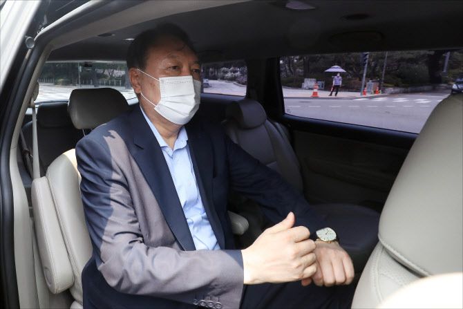 윤석열 전 검찰총장이 29일 오전 서울 종로구 청와대 앞 분수대 광장에서 드루킹 댓글 조작 사건과 관련해 문재인 대통령의 사과를 촉구하며 1인 시위를 하고 있는 국민의힘 정진석 의원 격려 방문을 마치고 떠나고 있다. (사진=연합뉴스)