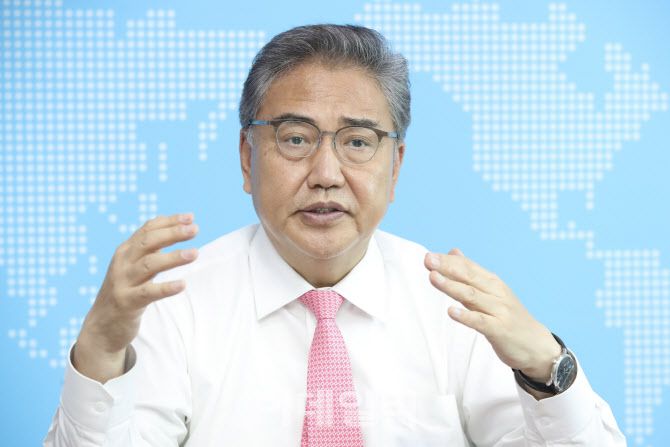 국민의힘 대선 경선에 나서는 박진 국민의힘 의원이 지난 27일 국회 의원회관에서 인터뷰를 하고 있다. (사진=이영훈 기자)