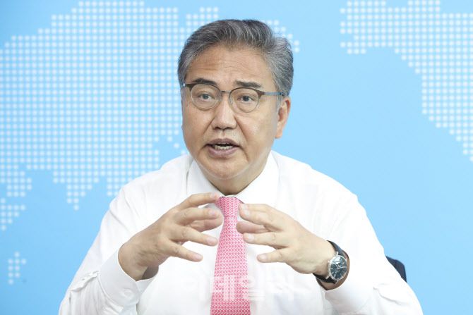 국민의힘 대선 경선에 나서는 박진 국민의힘 의원이 지난 27일 국회 의원회관에서 인터뷰를 하고 있다. (사진=이영훈 기자)