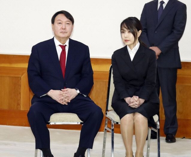 윤석열 전 검찰총장(왼)을 비방할 목적으로 만들어진 X파일에는 아내 김건희씨가 과거 유흥주점 접대부로 일했다는 의혹의 내용도 담겼다. (사진=연합뉴스)