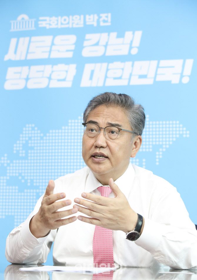 국민의힘 대선 경선에 나서는 박진 국민의힘 의원이 지난 27일 국회 의원회관에서 인터뷰를 하고 있다. (사진=이영훈 기자)