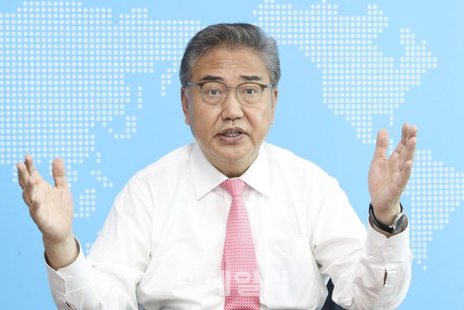 국민의힘 대선 경선에 나서는 박진 국민의힘 의원이 지난 27일 국회 의원회관에서 인터뷰를 하고 있다. (사진=이영훈 기자)