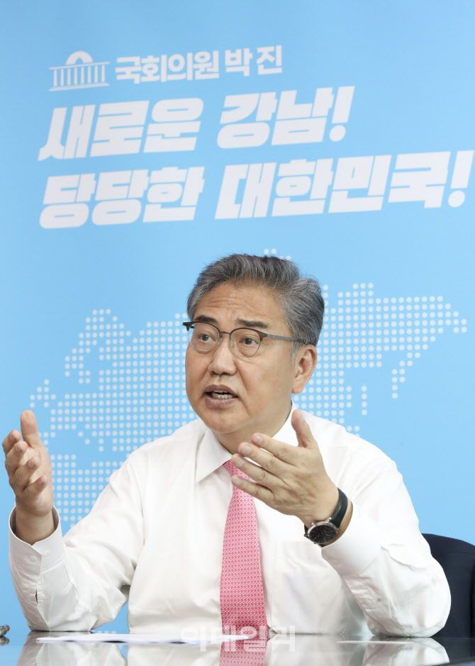 국민의힘 대선 경선에 나서는 박진 국민의힘 의원이 지난 27일 국회 의원회관에서 인터뷰를 하고 있다. (사진=이영훈 기자)