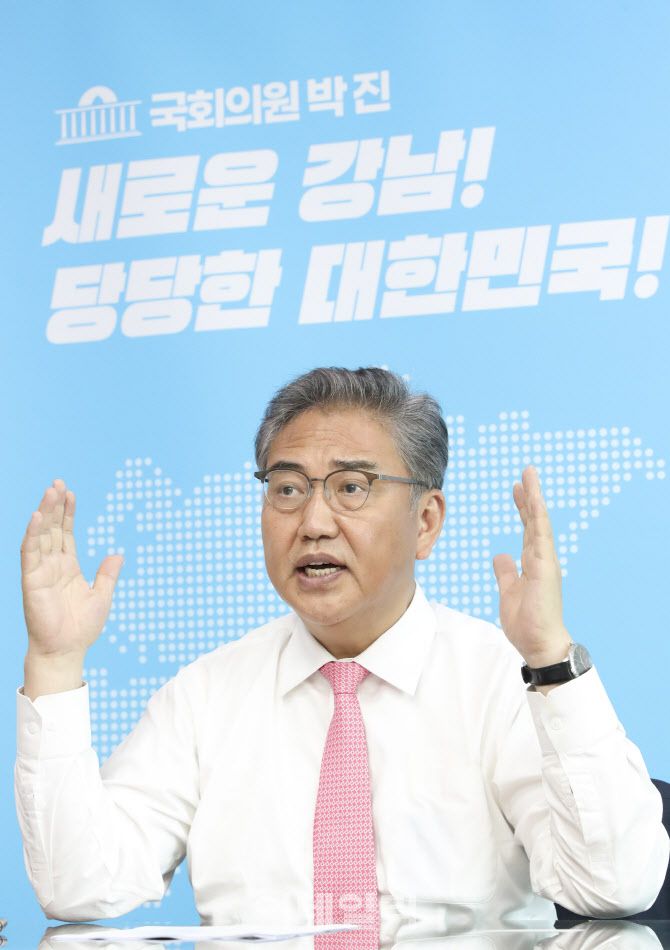 국민의힘 대선 경선에 나서는 박진 국민의힘 의원이 지난 27일 국회 의원회관에서 인터뷰를 하고 있다. (사진=이영훈 기자)