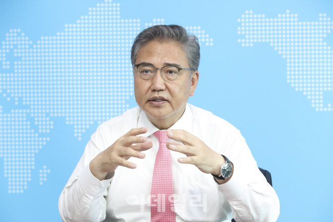 국민의힘 대선 경선에 나서는 박진 국민의힘 의원이 지난 27일 국회 의원회관에서 인터뷰를 하고 있다. (사진=이영훈 기자)