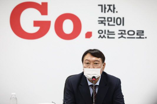 윤석열 전 검찰총장이 지난달 30일 오후 서울 여의도 국민의힘 당사에서 입당원서를 제출한 뒤 가진 기자회견에서 취재진들의 질문에 답하고 있다. (사진=연합뉴스)