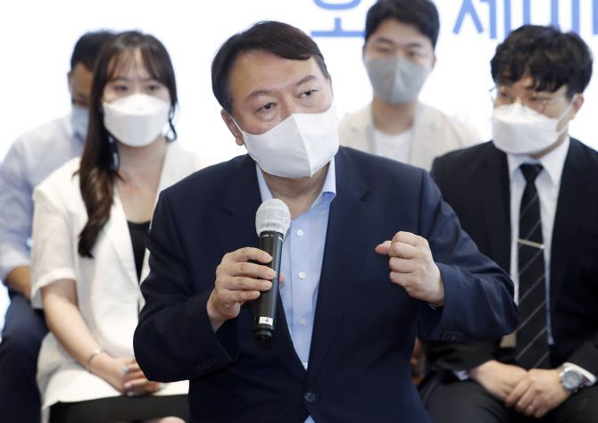 대선 예비후보인 윤석열 전 검찰총장이 1일 오후 서울 여의도 하우스카페에서 열린 청년 싱크탱크 ‘상상23 오픈 세미나’에서 발언하고 있다. (사진=연합뉴스)