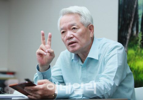 정의화 전 국회의장이 29일 오후 서울 여의도의 한 사무실에서 이데일리와 인터뷰를 하고 있다.(사진=노진환 기자)