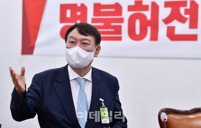 국민의힘에 입당한 윤석열 전 검찰총장이 2일 오전 서울 여의도 국회에서 열린 국민의힘 초선 공부모임 ‘명불허전 보수다 시즌5’ 초청 강연에 참석해 발언을 하고 있다. (사진=방인권 기자)