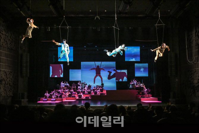 국악 플라잉 퍼포먼스 ‘하루’의 공연 장면(사진=세종문화회관)