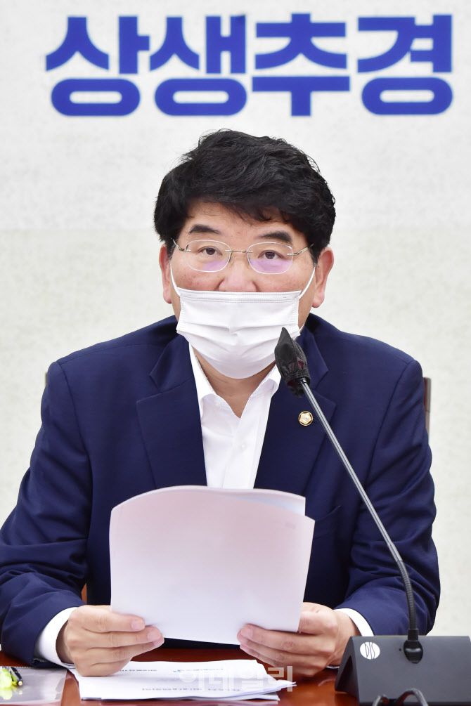 박완주 정책위의장이 3일 서울 여의도 국회에서 열린 더불어민주당 원내대책회의에서 발언을 하고 있다(사진=이데일리DB)