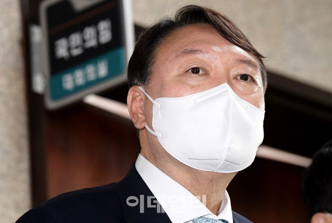 국민의힘 대선 예비후보인 윤석열 전 검찰총장이 2일 오전 서울 여의도 국회에서 이준석 국민의힘 대표와 김기현 원내대표 및 최고위원들을 예방한 후 취재진의 질문에 답하고 있다.(사진=방인권 기자)