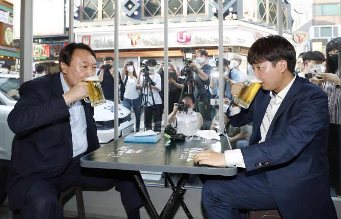 국민의힘 이준석 대표와 윤석열 전 검찰총장이 25일 오후 서울 광진구 건대 맛의거리에서 ‘치맥회동’을 하고 있다. (사진=국회사진기자단)