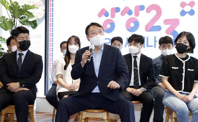 윤석열 대선 예비후보가 1일 오후 서울 여의도 하우스카페에서 열린 청년 싱크탱크 ‘상상23 오픈 세미나’에서 발언하고 있다. (사진=연합뉴스)