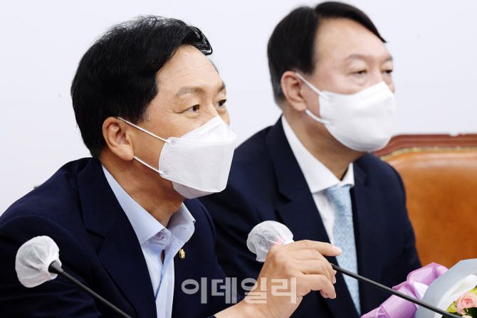 김기현(왼쪽) 국민의힘 원내대표가 지난 2일 오전 서울 여의도 국회를 찾은 윤석열 전 검찰총장의 입당을 환영하며 인사말을 하고 있다. (사진=방인권 기자)