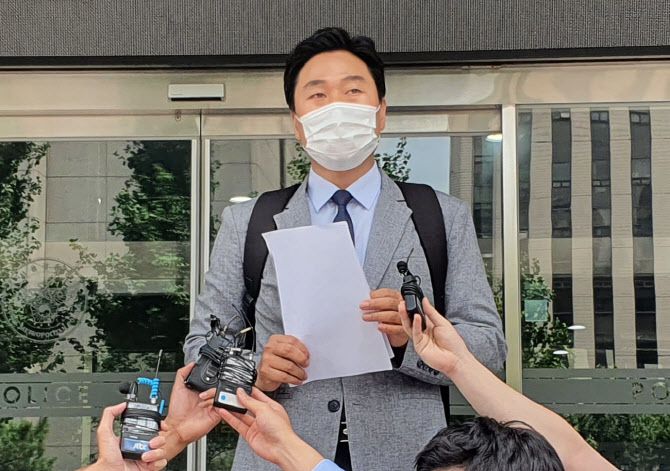 4일 고발인인 법치주의바로세우기행동연대 이종배 대표가 서울경찰청 반부패·공공범죄수사대에서 고발인 조사에 앞서 기자회견을 하고 있다.(사진=연합뉴스)