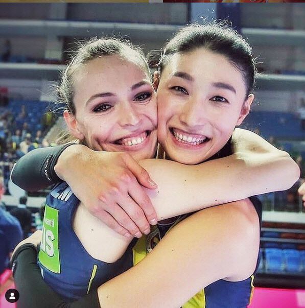 터키 페네르바체에서 함께 활약했던 에다 에르뎀(왼쪽)과 김연경 (사진=에다 에르뎀 SNS)