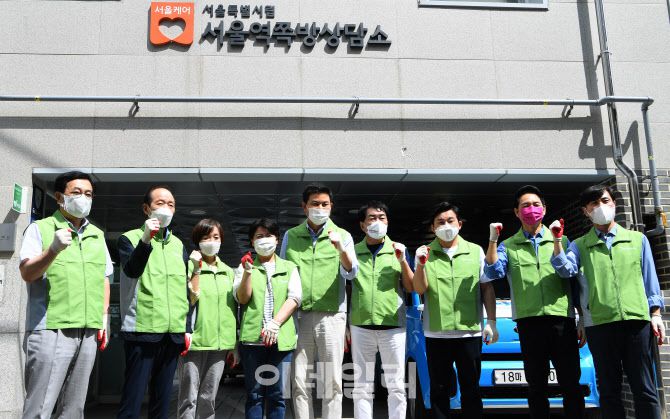 국민의힘 경선 후보자들이 4일 오전 서울 용산구 동자동 봉사활동에 앞서 사진 촬영을 하고 있다. (사진=방인권 기자)