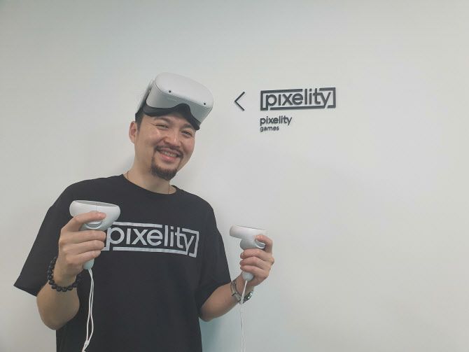 이대원 픽셀리티게임즈 대표가 경기도 성남 판교 사무실 앞에서 VR기기를 쓰고 포즈를 취하고 있다. (사진=김정유 기자)