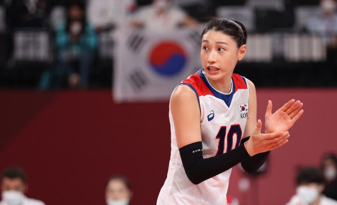 8일 일본 도쿄 아리아케 아레나에서 열린 도쿄올림픽 여자배구 세르비아와의 동메달 결정전. 김연경이 선수들에게 박수를 보내며 독려하고 있다. 사진=연합뉴스