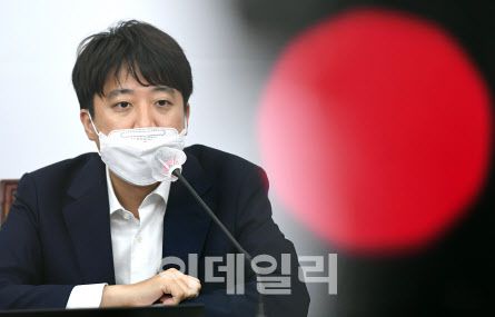 이준석 국민의힘 대표가 5일 오전 서울 여의도 국회에서 열린 최고위원회의에서 국민의당과 합당 논의 과정에서 안철수 대표가 일본이 싱가포르를 침략했을 때 그곳을 점령하던 영국군과 담판을 벌이면서 ‘예스까 노까(예스인가 노인가)’라고 발언한것에 대해 비판하고 있다.(사진=방인권 기자)