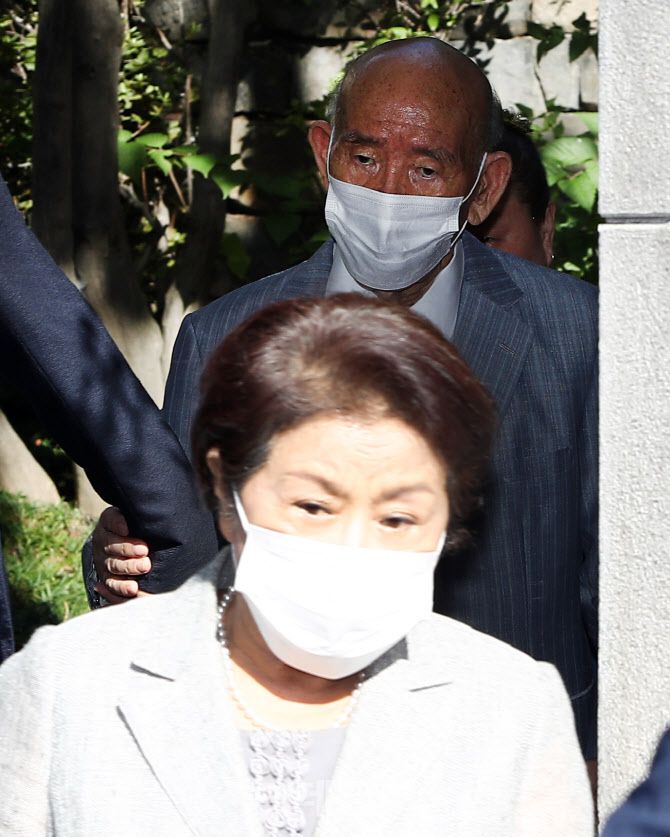 [이데일리 방인권 기자] 5·18 당사자에 대한 사자명예훼손 혐의로 1심에서 유죄 판결을 받은 전두환 전 대통령이 광주에서 열리는 항소심 재판에 출석하기 위해 부인인 이순자 여사와 함께 9일 오전 서울 연희동 자택을 나서고 있다.