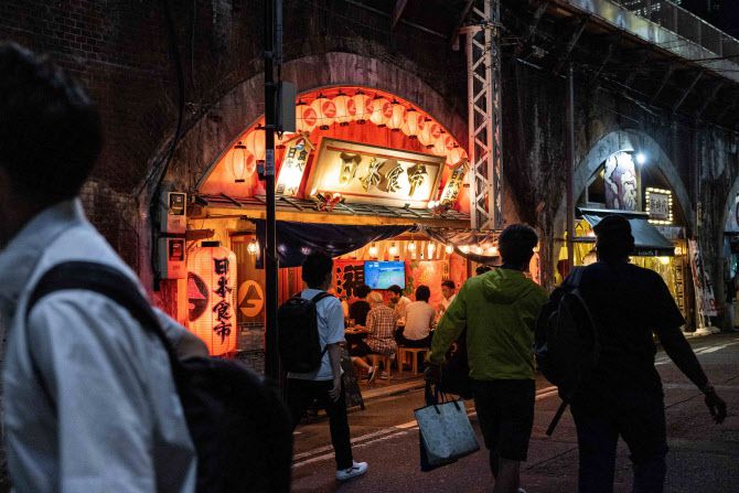 도쿄에 긴급사태가 발령된 지난 4일 시민들이 이자카야에서 식사를 하고 있다(사진=AFP)