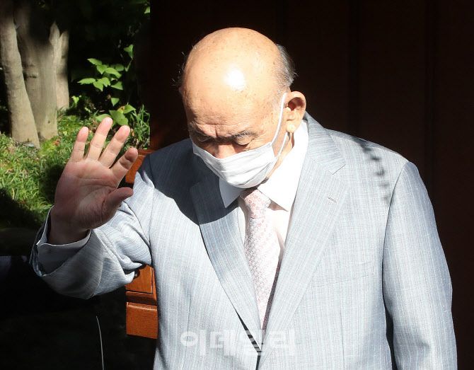 [이데일리 방인권 기자] 5·18 당사자에 대한 사자명예훼손 혐의로 1심에서 유죄 판결을 받은 전두환 전 대통령이 광주에서 열리는 항소심 재판에 출석하기 위해 9일 오전 서울 연희동 자택을 나서고 있다.