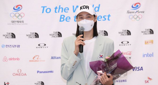 김연경이 9일 오후 인천국제공항을 통해 귀국한 뒤 귀국 소감을 말하고 있다. (사진=연합뉴스)