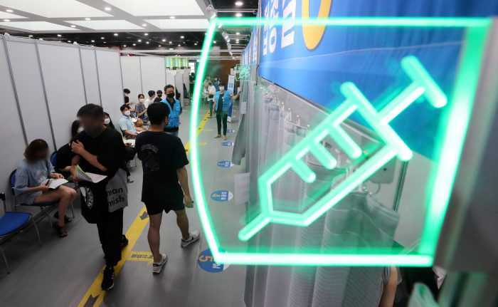 10일 오후 서울 영등포구 코로나19 예방접종센터에서 시민들이 접종을 기다리고 있다.(사진=뉴시스)