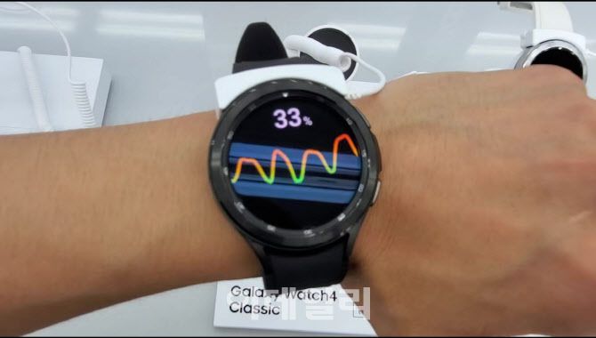 삼성전자 ‘갤럭시 워치4 클래식’ 46mm 블랙 색상 모델을 착용한 모습.