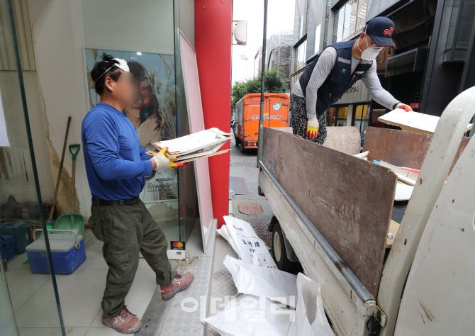 [이데일리 방인권 기자] 신종 코로나바이러스 감염증(코로나19) 확산세가 이어지면서 소상송인들과 자영업자들이 벼랑끝으로 몰리고 있는 가운데 12일 서울 명동의 폐업한 상점에서 철거업체 관계자들이 집기들을 철거하고 있다.