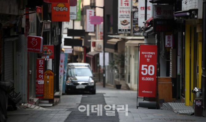 [이데일리 방인권 기자] 신종 코로나바이러스 감염증(코로나19) 확산세가 이어지면서 소상송인들과 자영업자들이 벼랑끝으로 몰리고 있는 가운데 12일 서울 명동 거리가 한산한 모습을 보이고 있다.